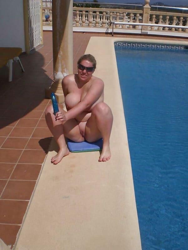 Big Barby en la piscina