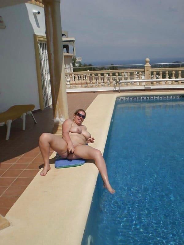 Big Barby en la piscina