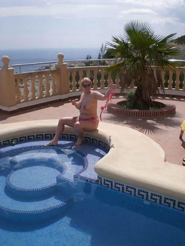Big Barby en la piscina