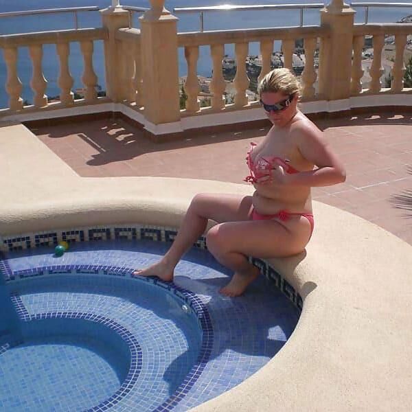 Big Barby en la piscina