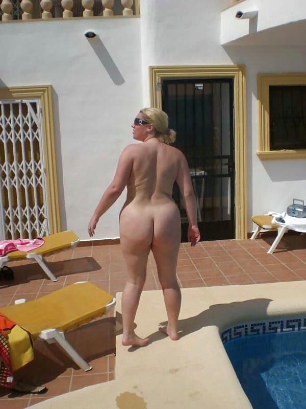 Big Barby en la piscina