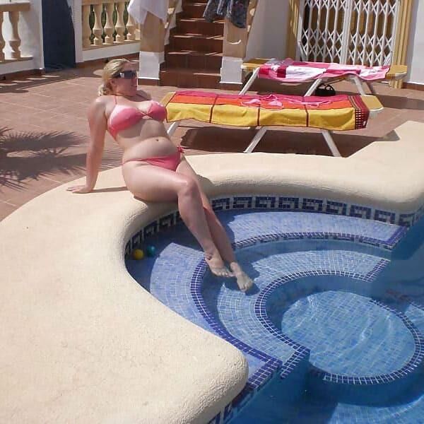 Big Barby en la piscina