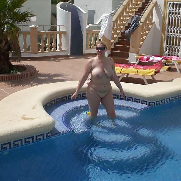 Big Barby en la piscina