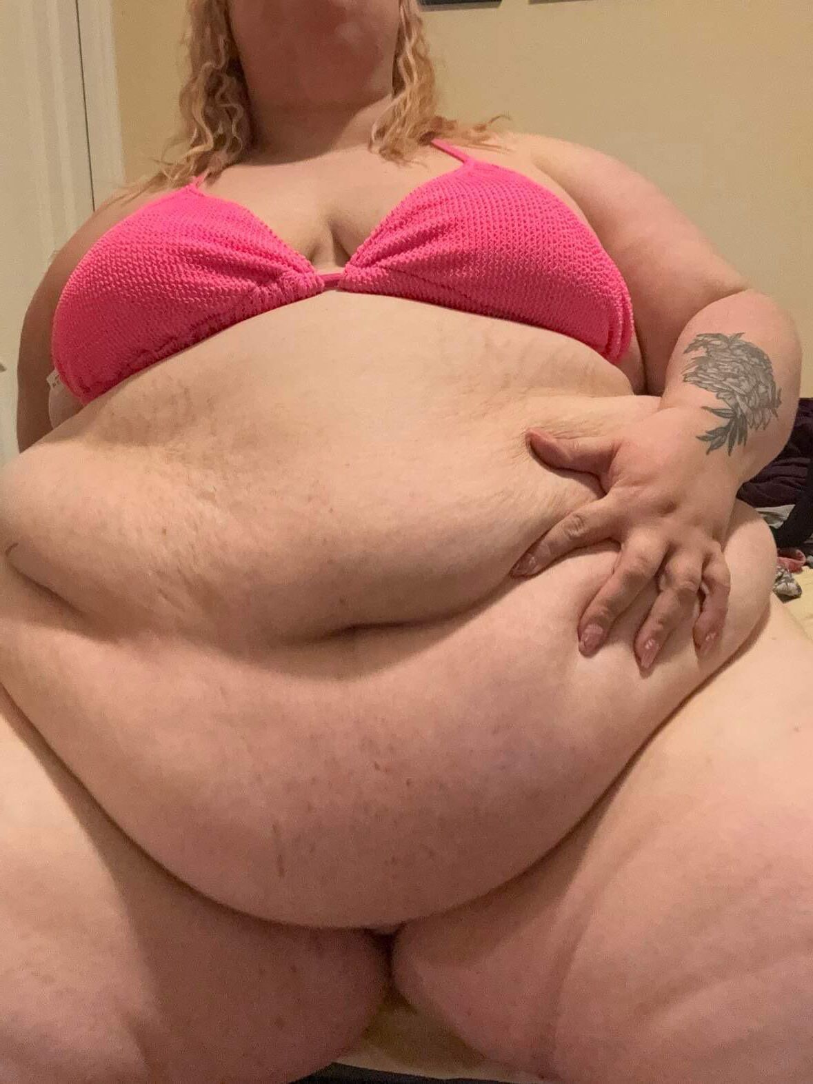 UNE SSBBW GRASSEMENT GRASSE, OBÈSE ET SUPER BANDANTE