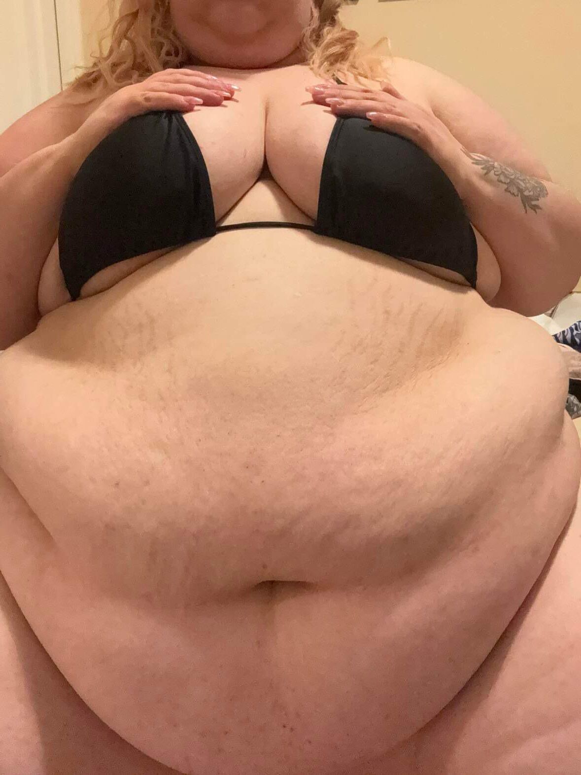UNE SSBBW GRASSEMENT GRASSE, OBÈSE ET SUPER BANDANTE