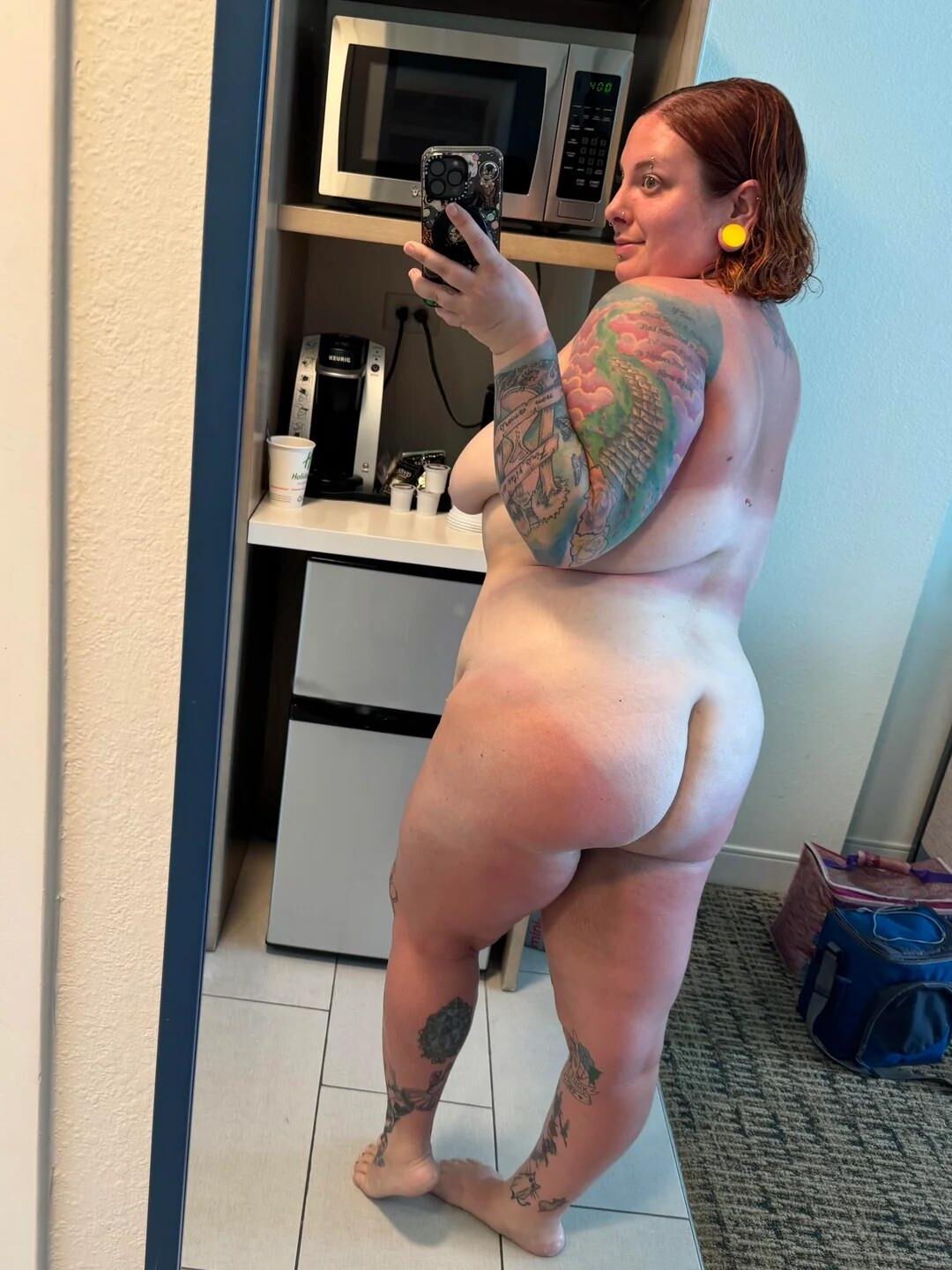 Exquise porcinette tatouée, percée, bien grasse et dodue