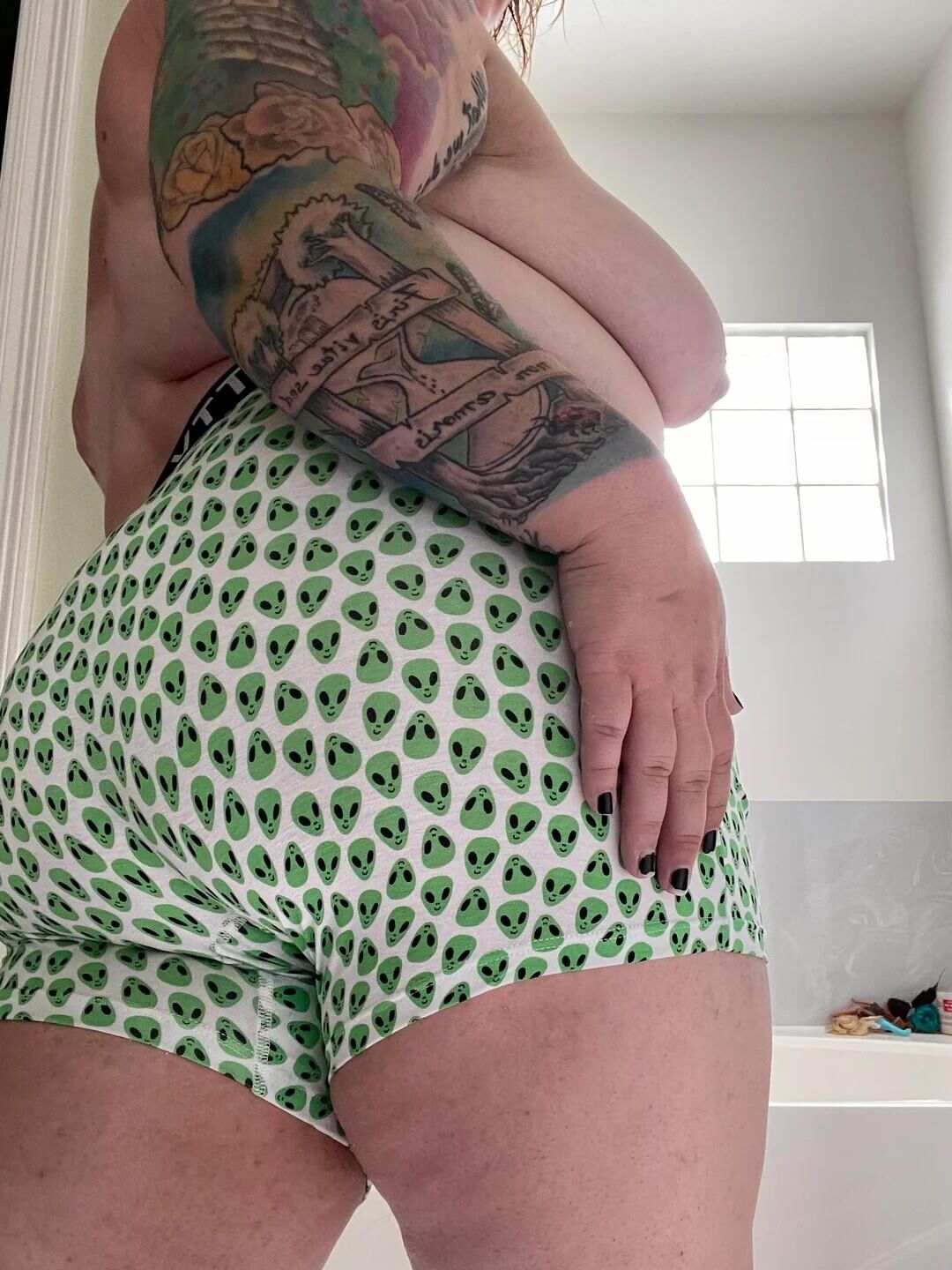 Exquise porcinette tatouée, percée, bien grasse et dodue
