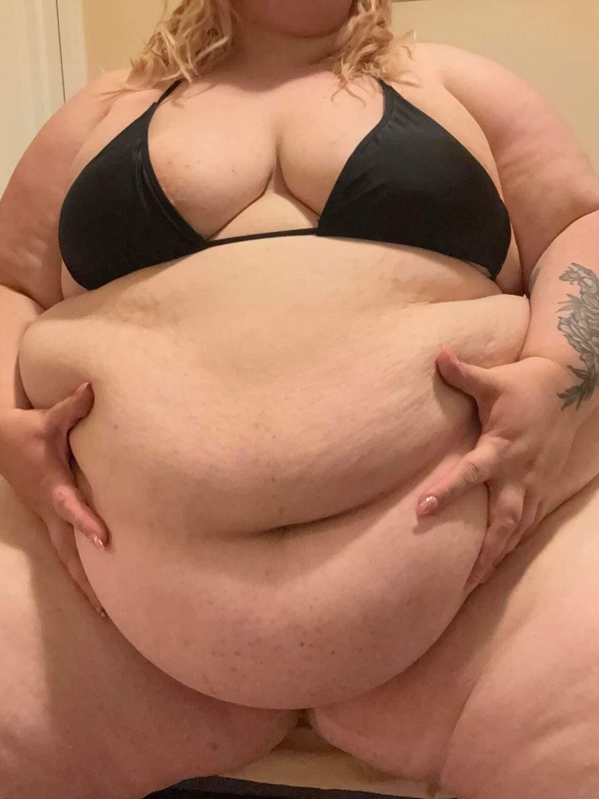 UNE SSBBW GRASSEMENT GRASSE, OBÈSE ET SUPER BANDANTE