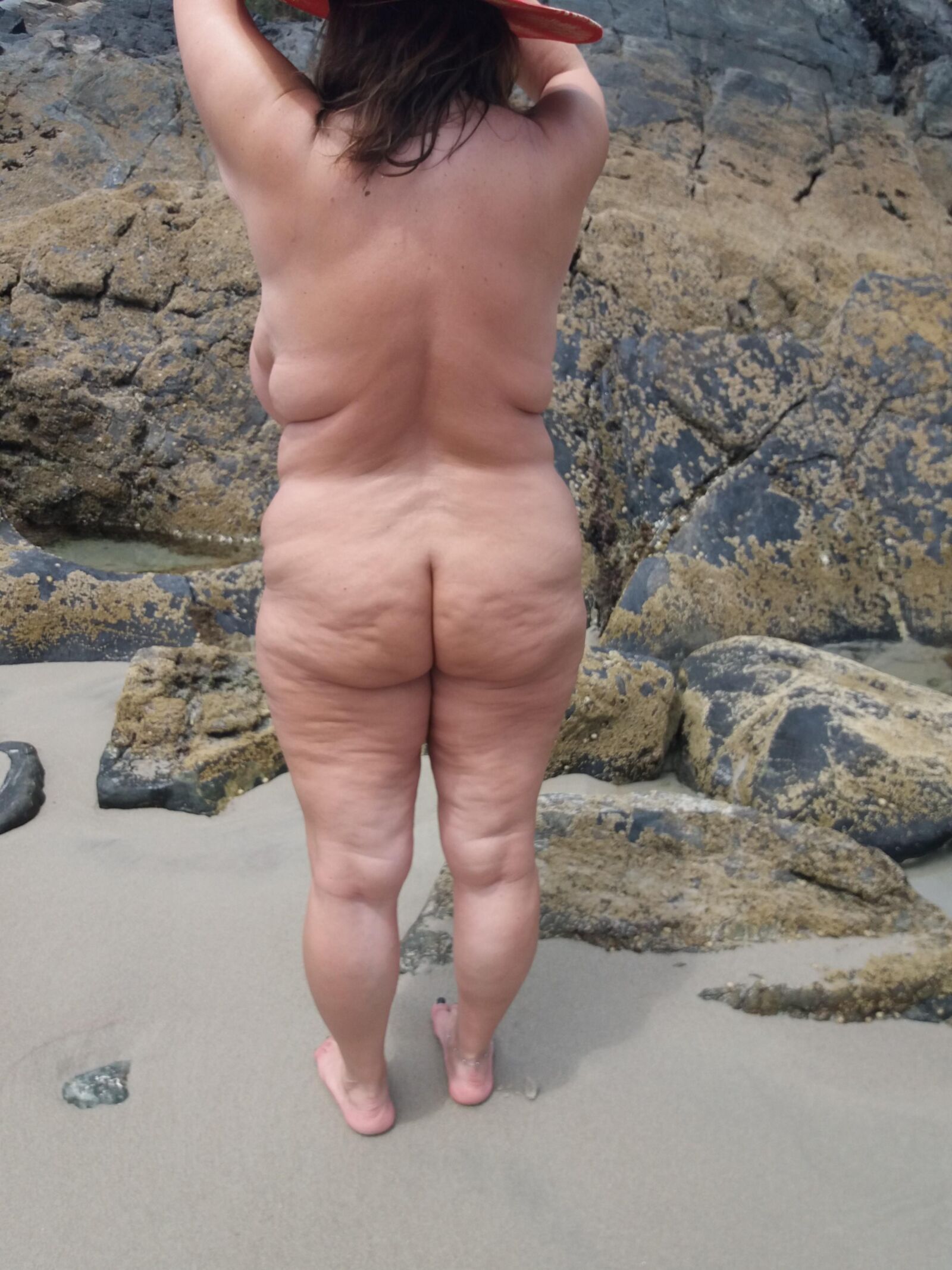 Nudiste aux gros seins poteaux sur la plage