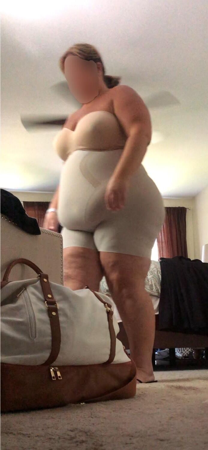 巨大なBBWの妻は彼女の形の摩耗を披露します