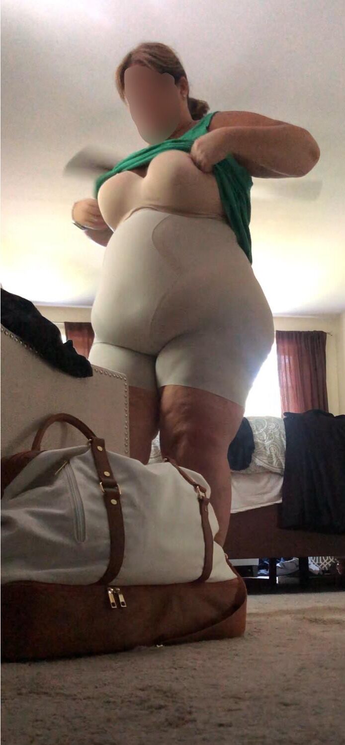 巨大なBBWの妻は彼女の形の摩耗を披露します
