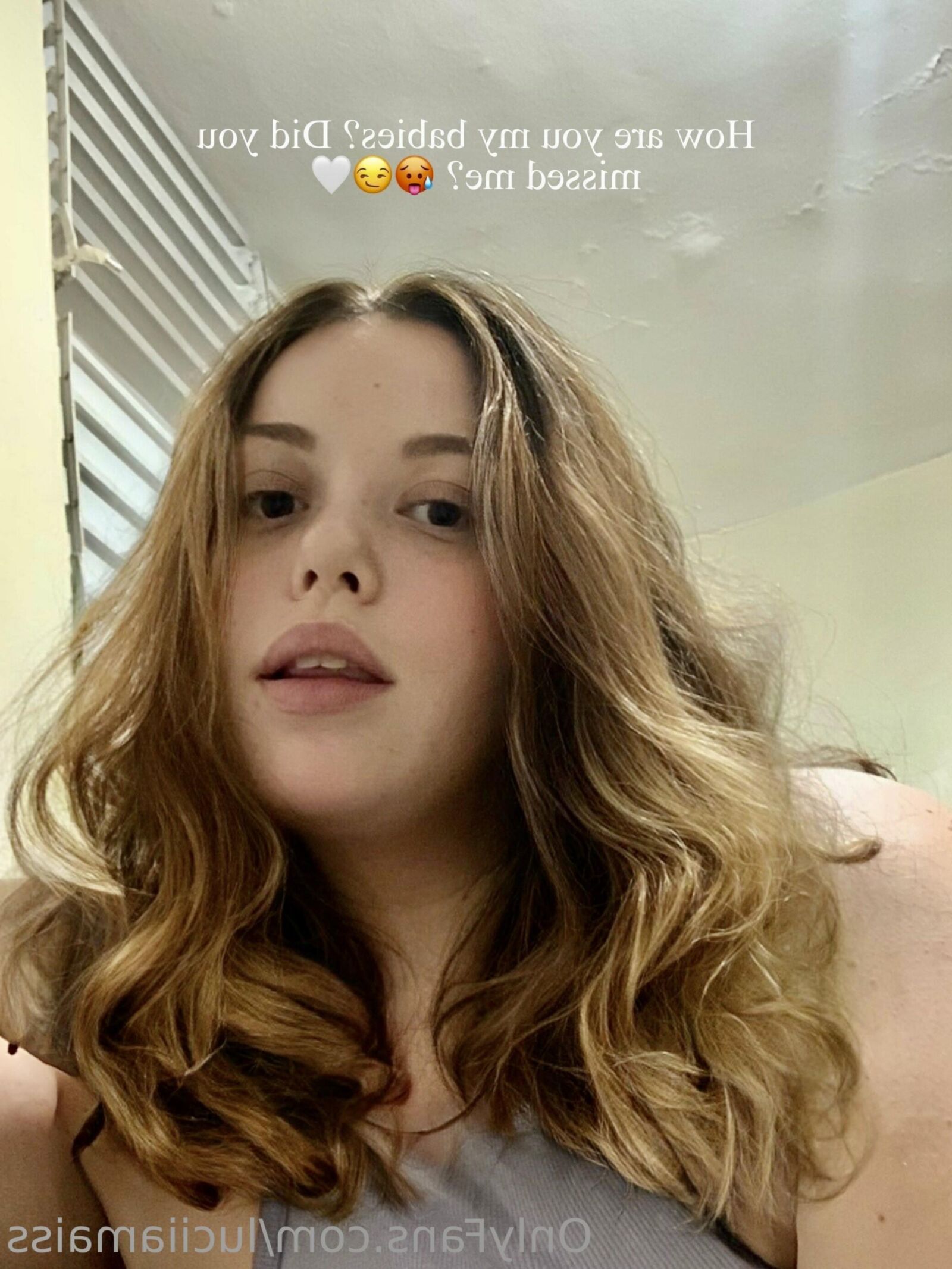 Lucia Giant cul petits seins
