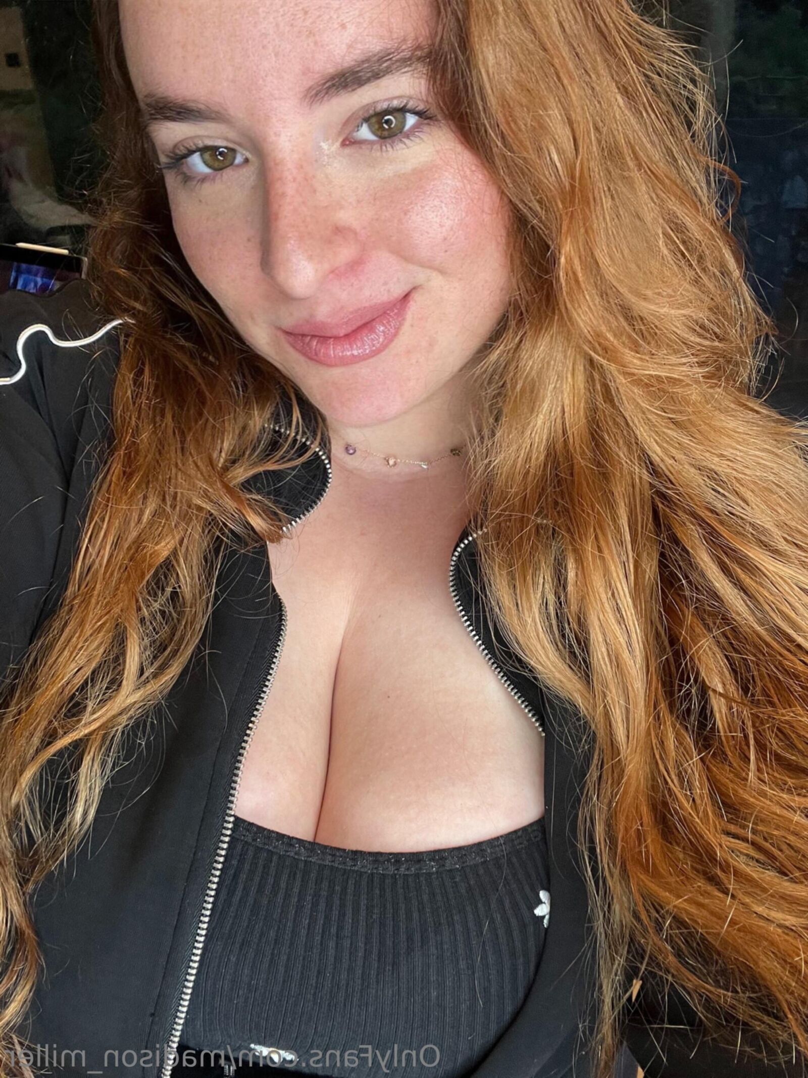Madison seins énormes seins gros cul fille de beauté poilue fille mélangée