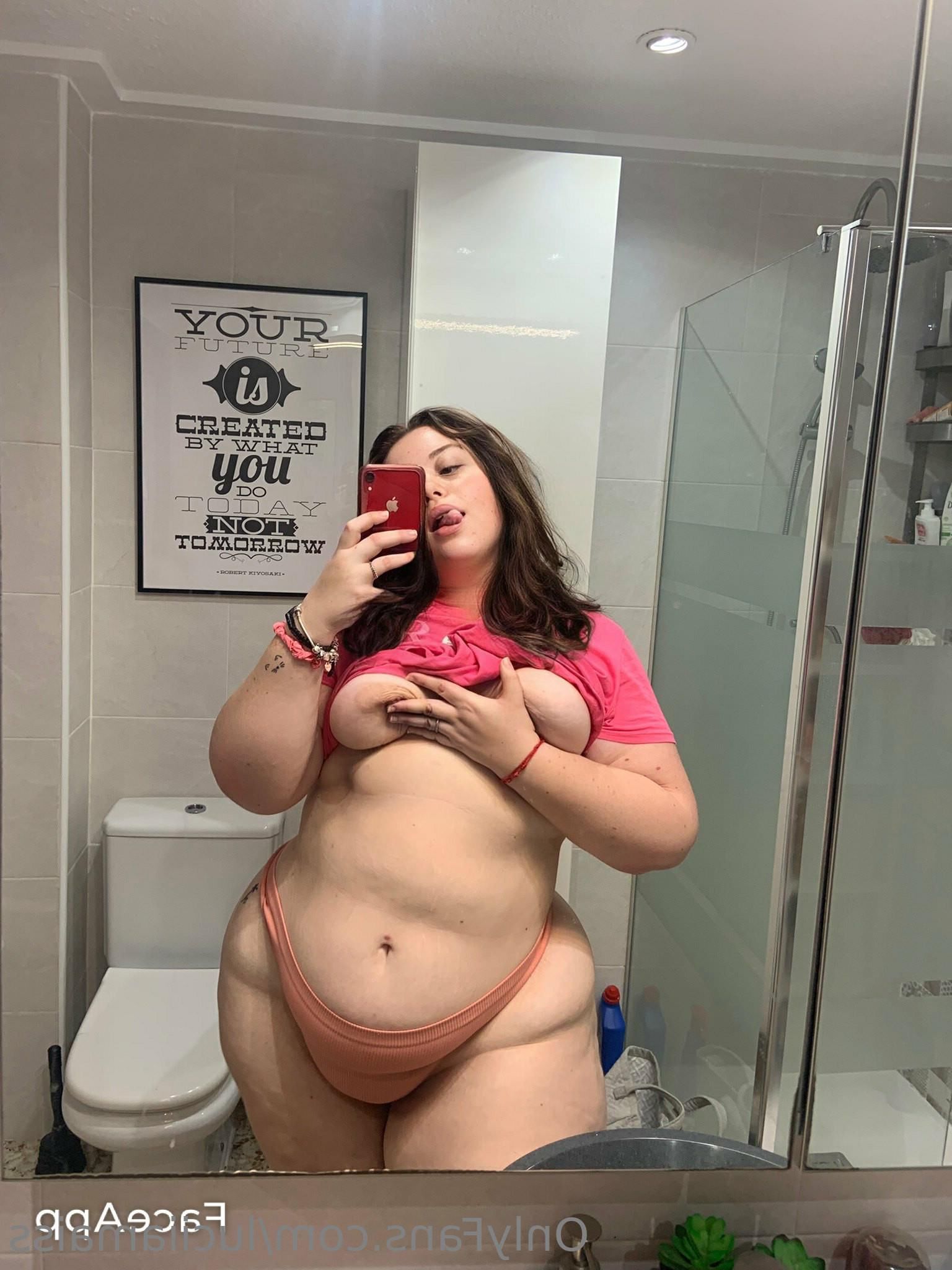 Lucia Giant cul petits seins
