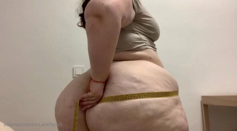 Lucia Giant cul petits seins