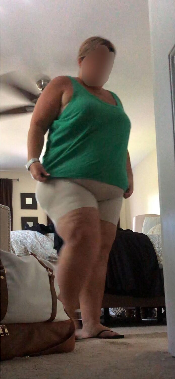 巨大なBBWの妻は彼女の形の摩耗を披露します