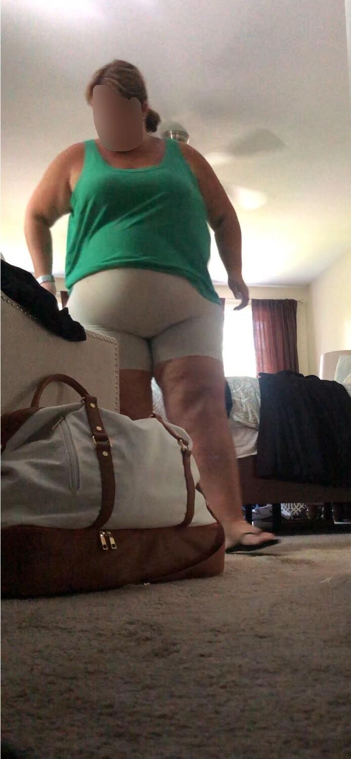 巨大なBBWの妻は彼女の形の摩耗を披露します