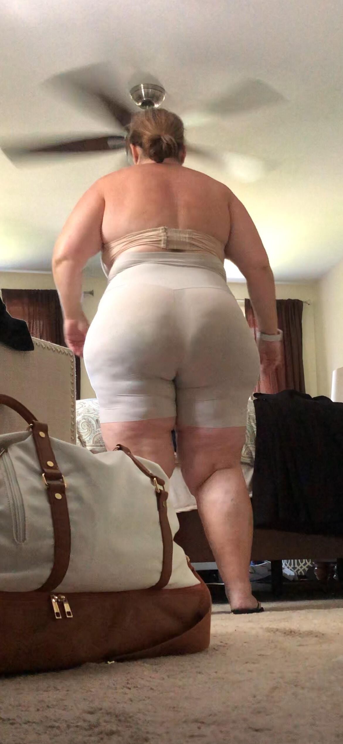 巨大なBBWの妻は彼女の形の摩耗を披露します