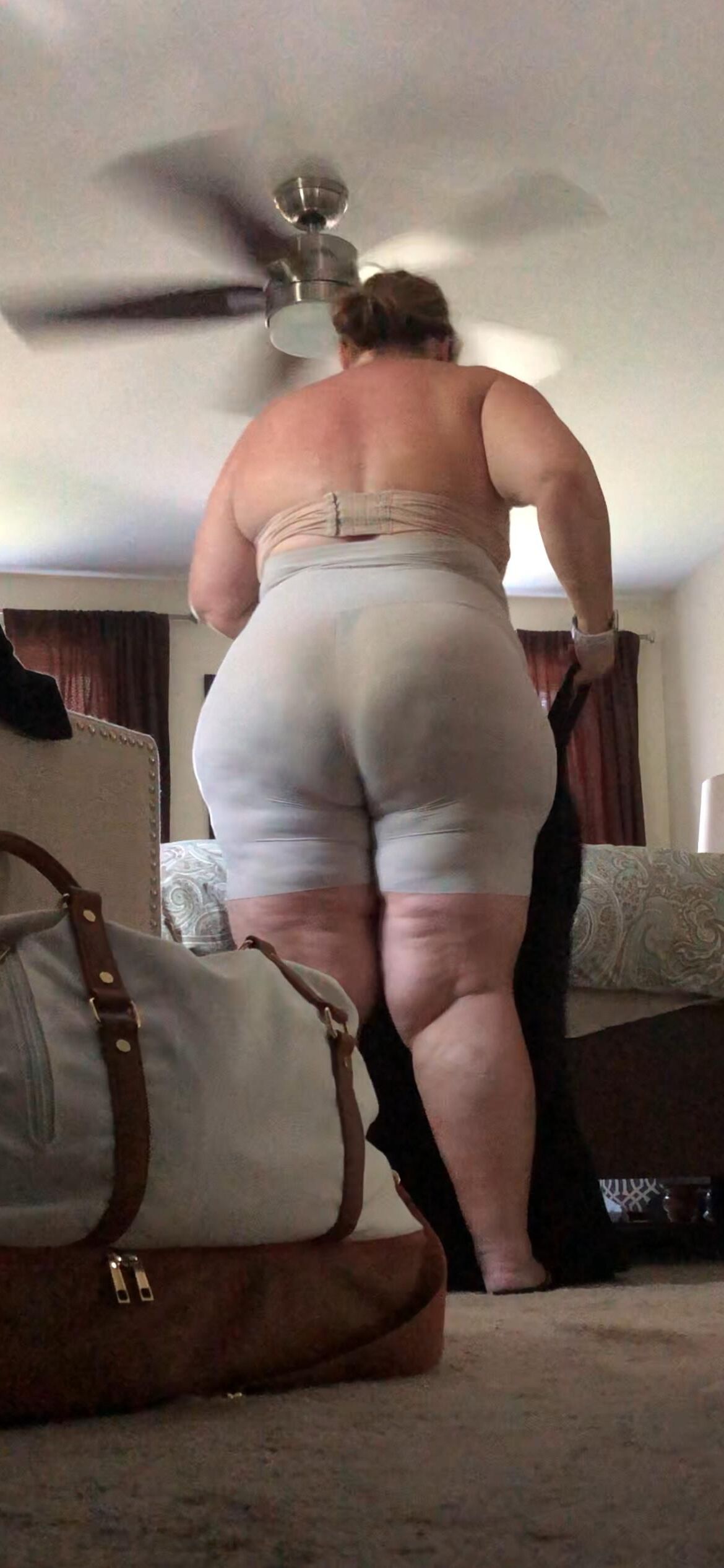 巨大なBBWの妻は彼女の形の摩耗を披露します