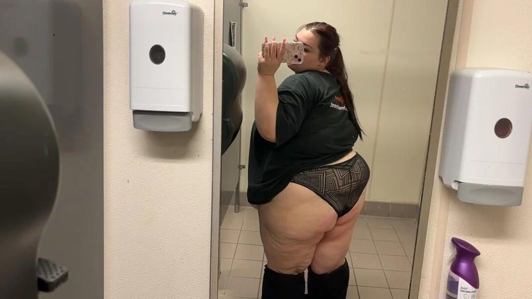 Une Jolie Jeune Porcinette Bien Grasse et enbée de partout