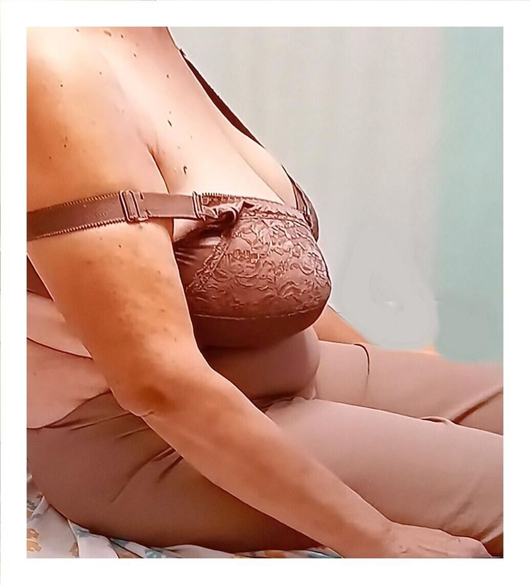 Русские бабушки в бюстгальтере.