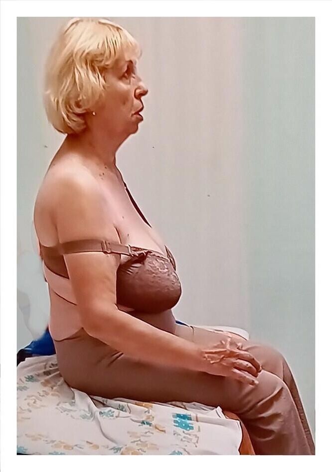 Русские бабушки в бюстгальтере.