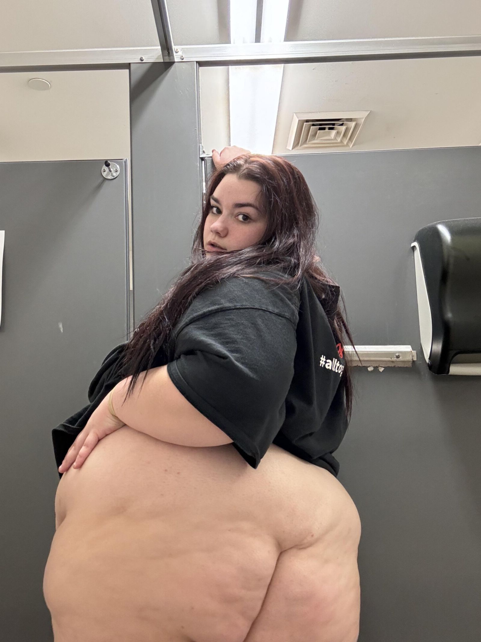 Une Jolie Jeune Porcinette Bien Grasse et enbée de partout
