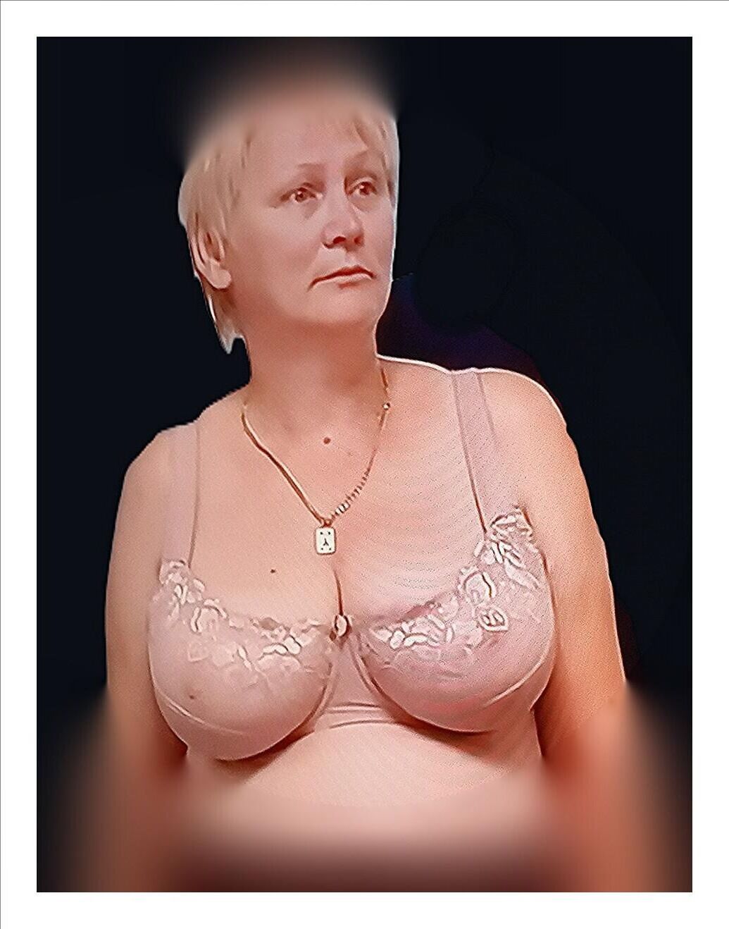 Русские бабушки в бюстгальтере.