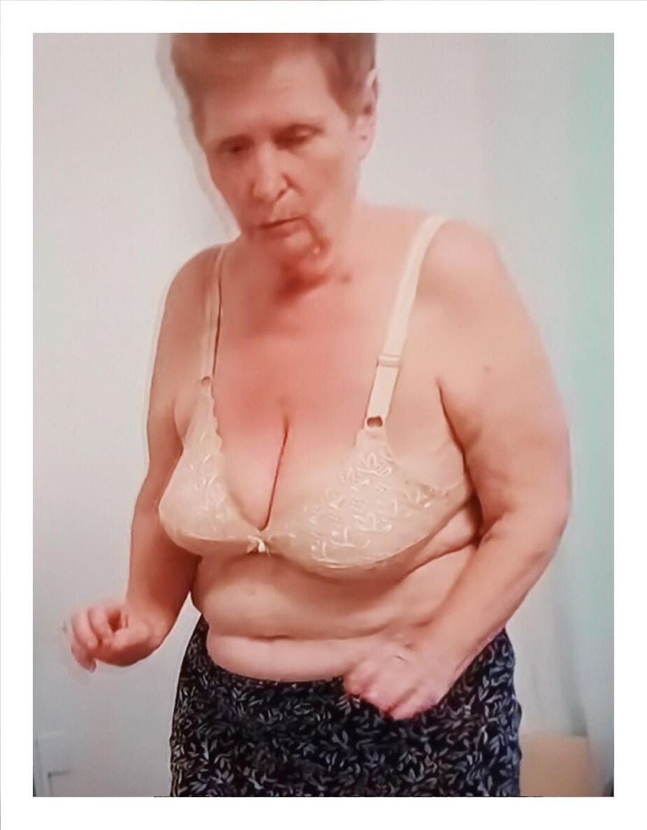 Русские бабушки в бюстгальтере.