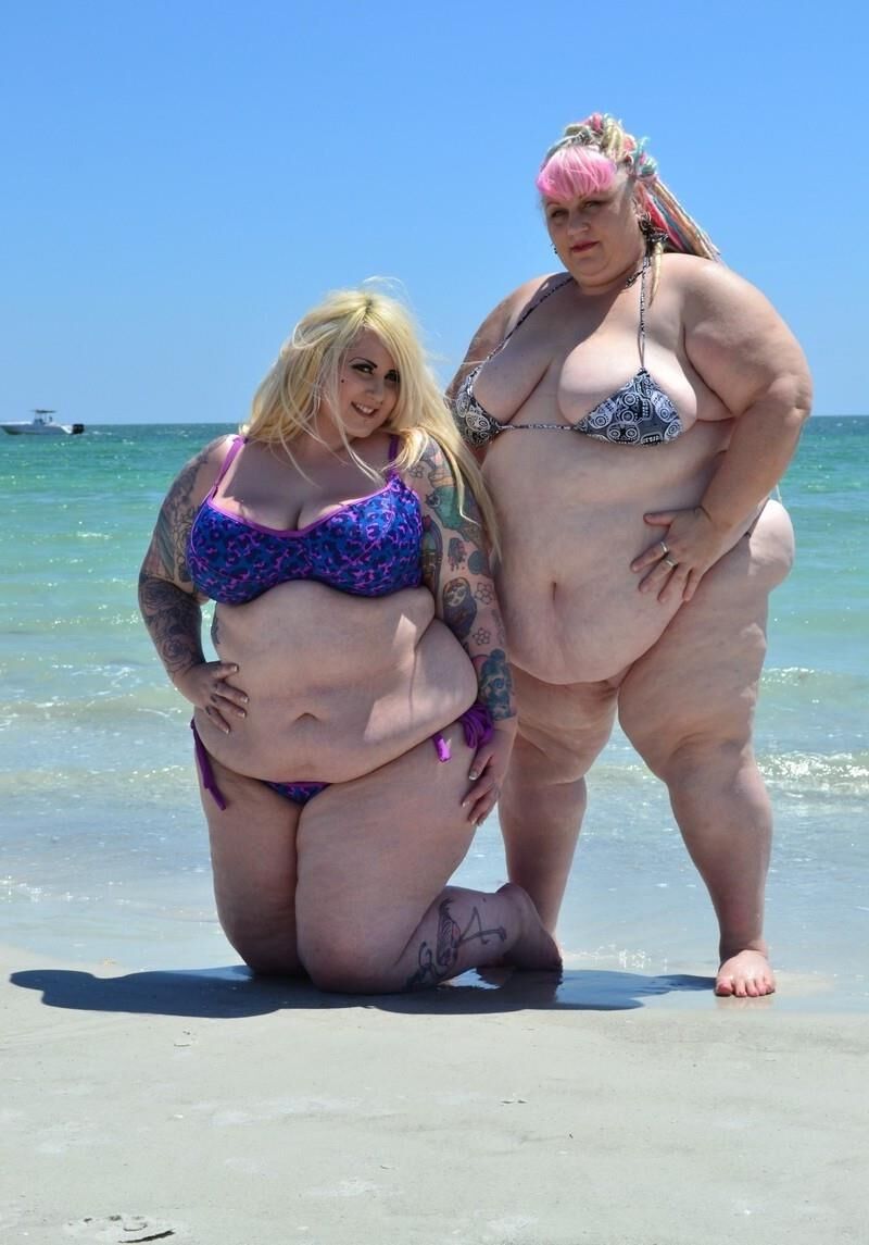Deux amplia SSBBW en Bikini Sur la Plage