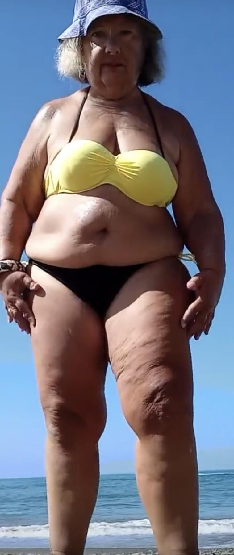 ビキニグラニーアンナはセクシーなBBWです