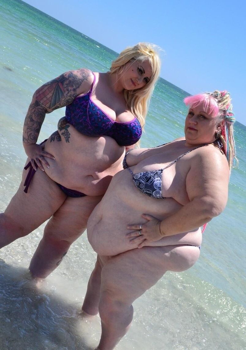 Deux amplia SSBBW en Bikini Sur la Plage