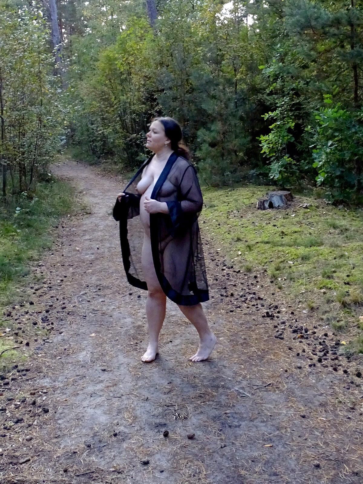 汚れたソールを持つ裸足の太った女性