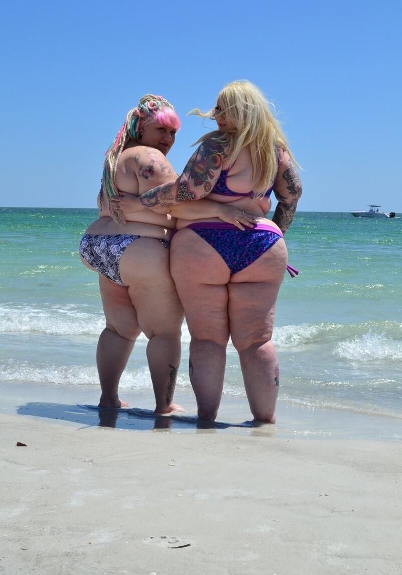 Deux amplia SSBBW en Bikini Sur la Plage