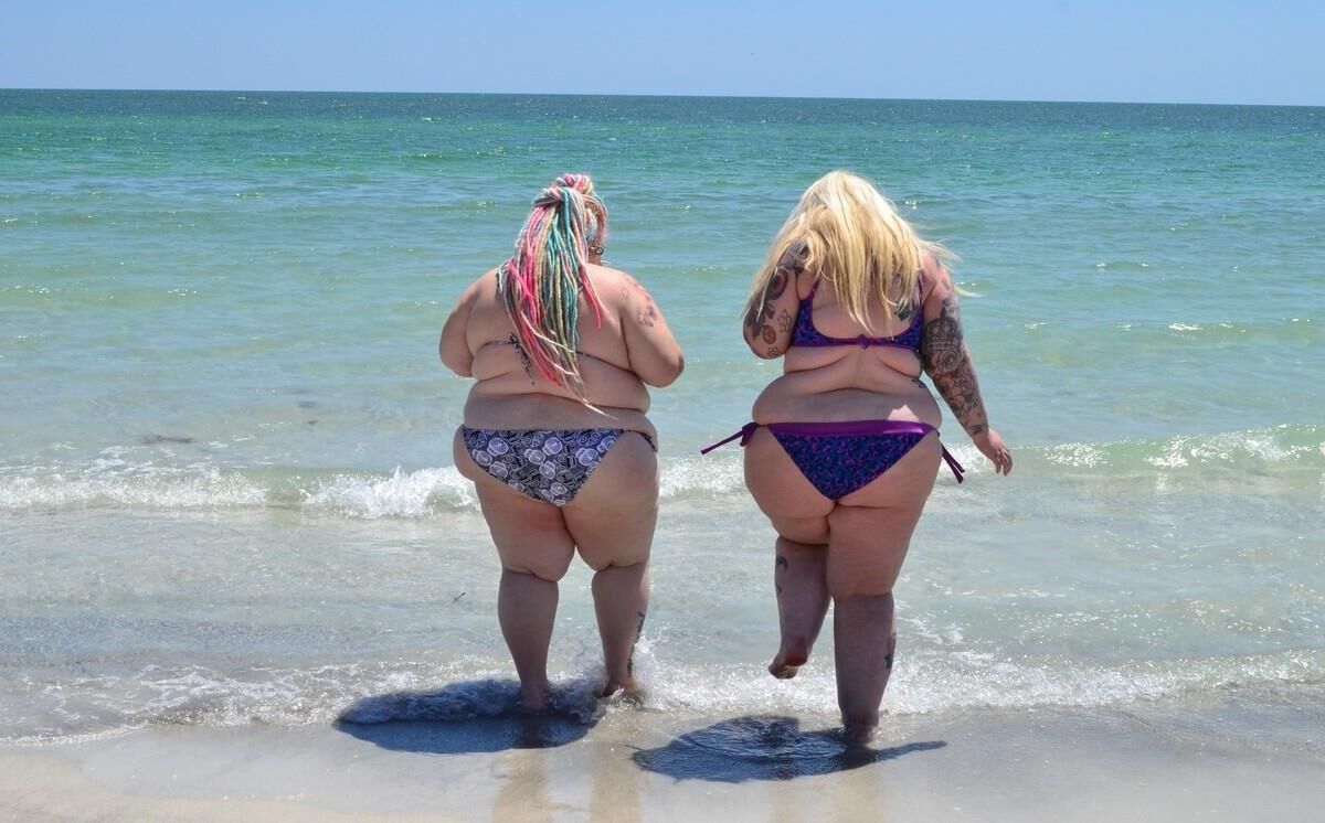 Deux amplia SSBBW en Bikini Sur la Plage