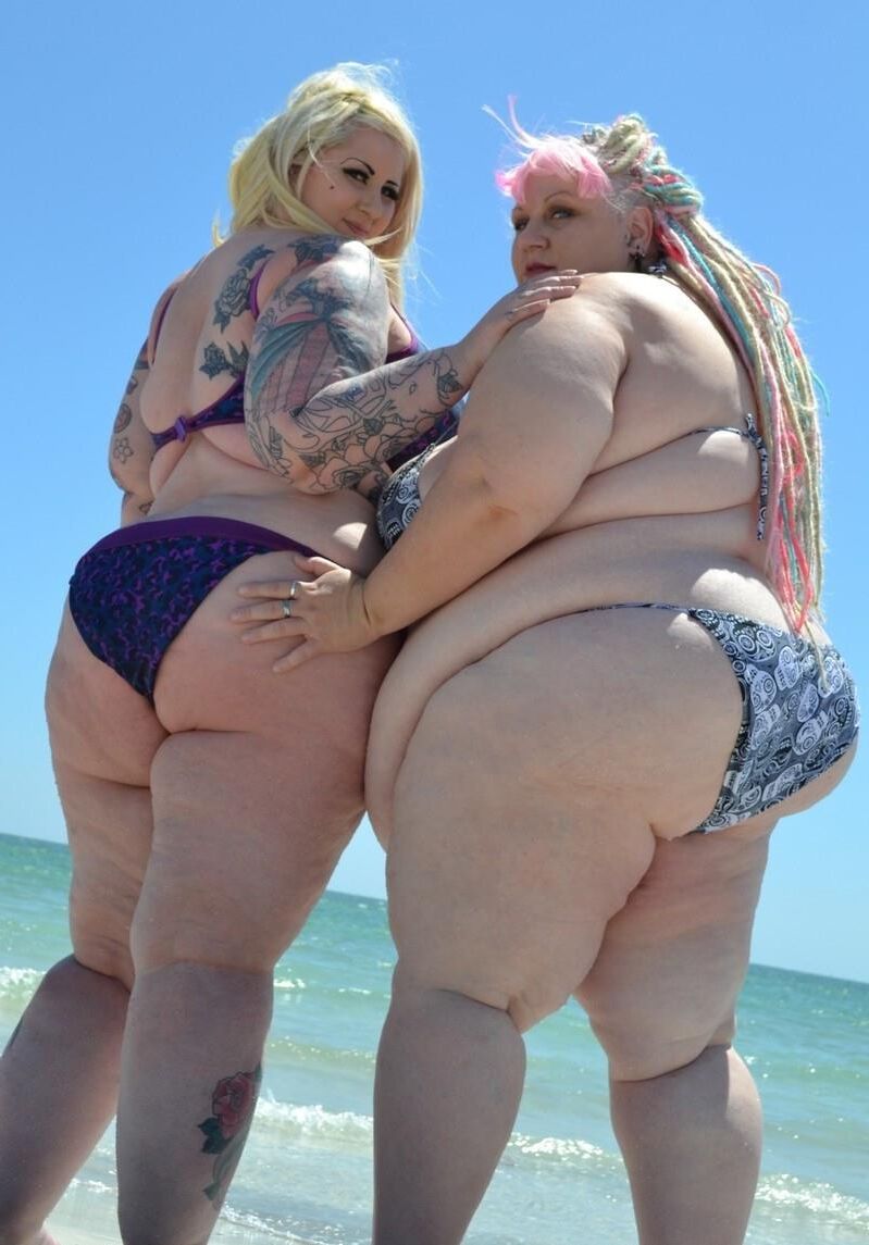 Deux amplia SSBBW en Bikini Sur la Plage