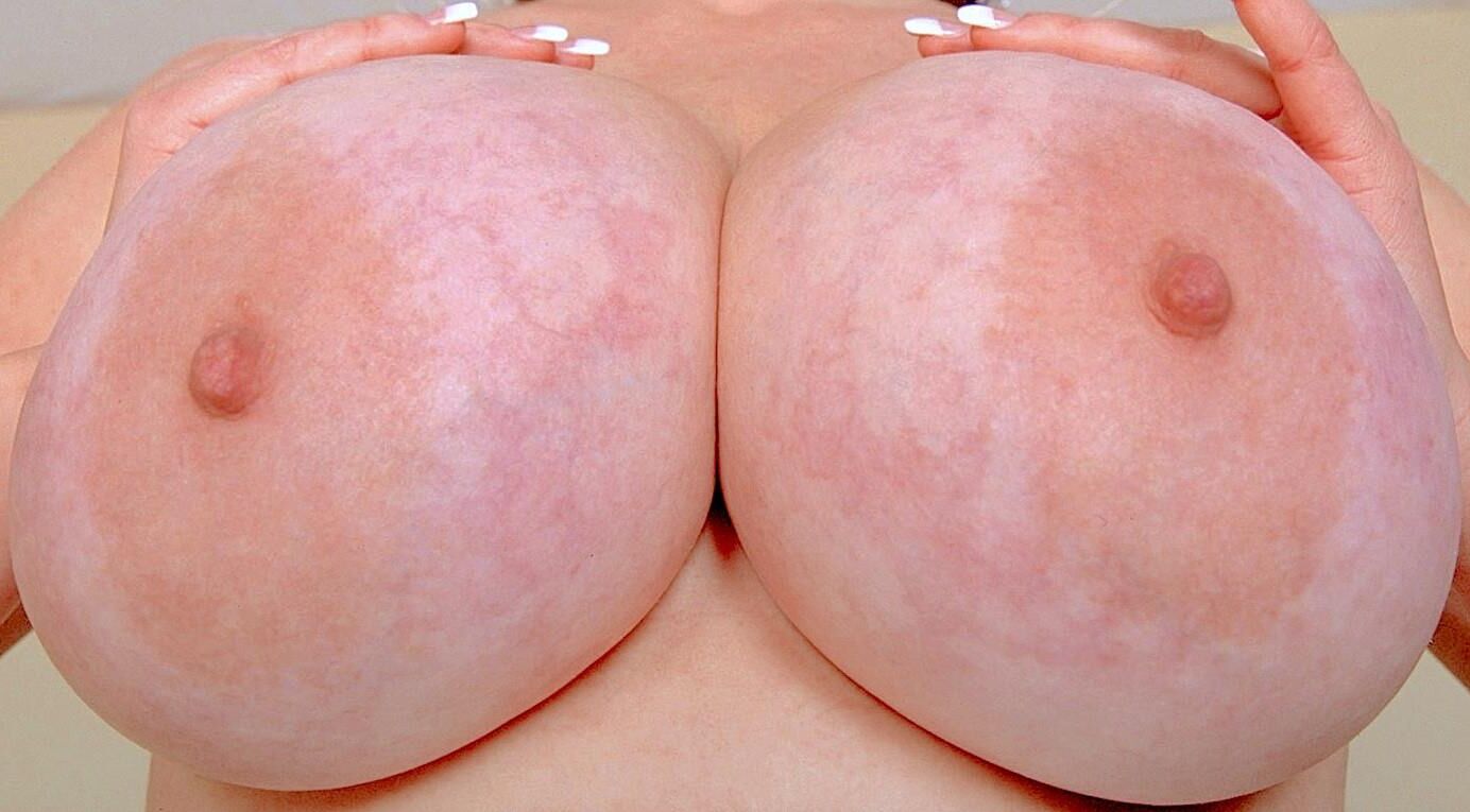 Peitos enormes de perto