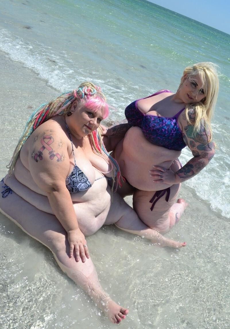 Deux amplia SSBBW en Bikini Sur la Plage