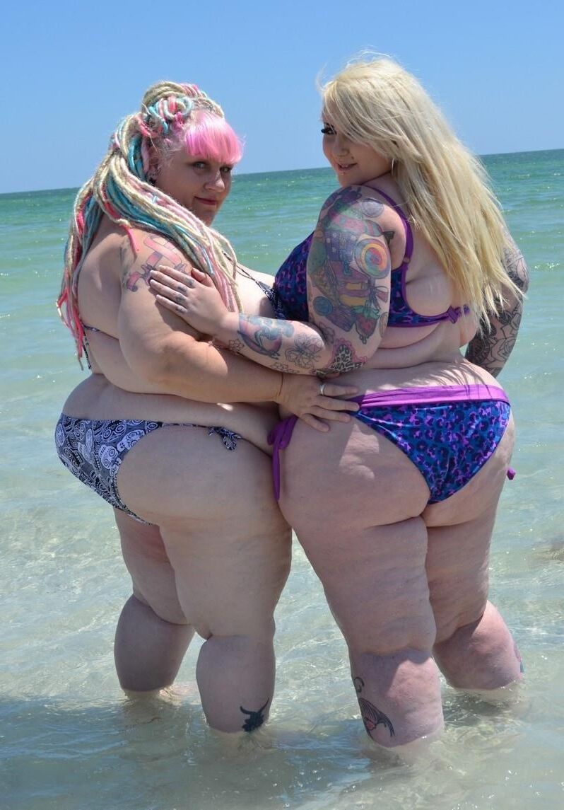 Deux amplia SSBBW en Bikini Sur la Plage
