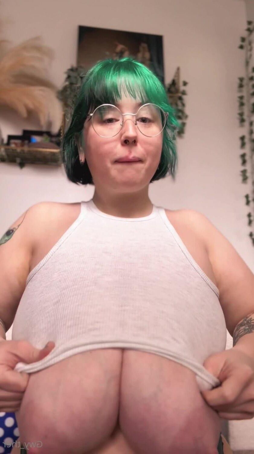 Peitos gigantes gwyther big bunda bbw menina com óculos mixados tiro quente