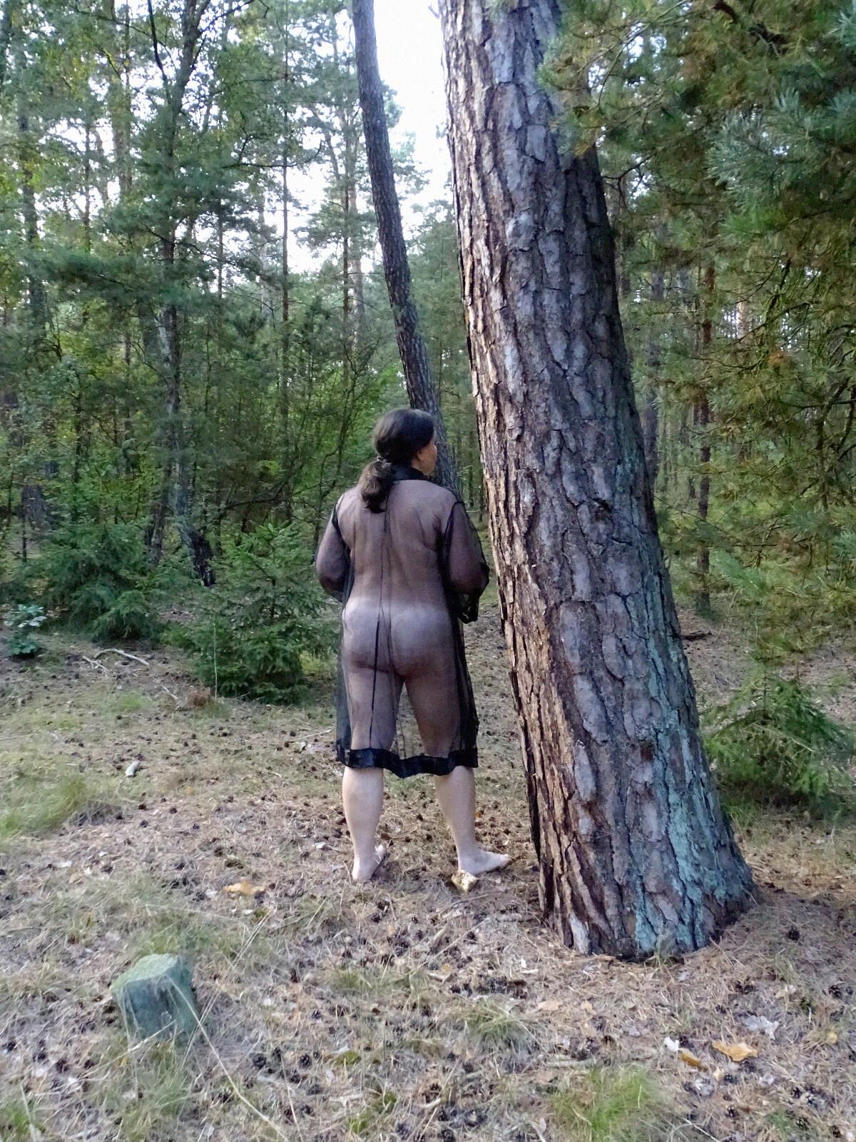汚れたソールを持つ裸足の太った女性