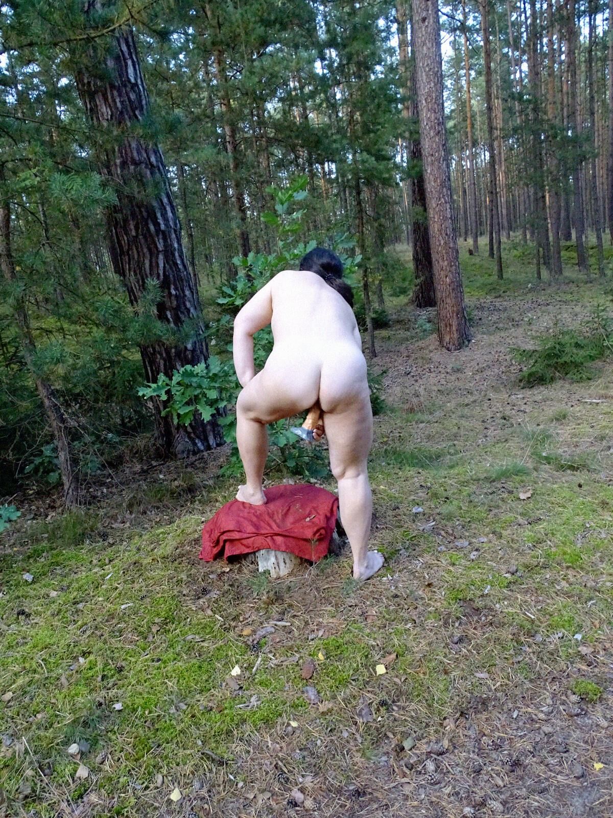 Dildo à cheval et grosse femme dans la forêt