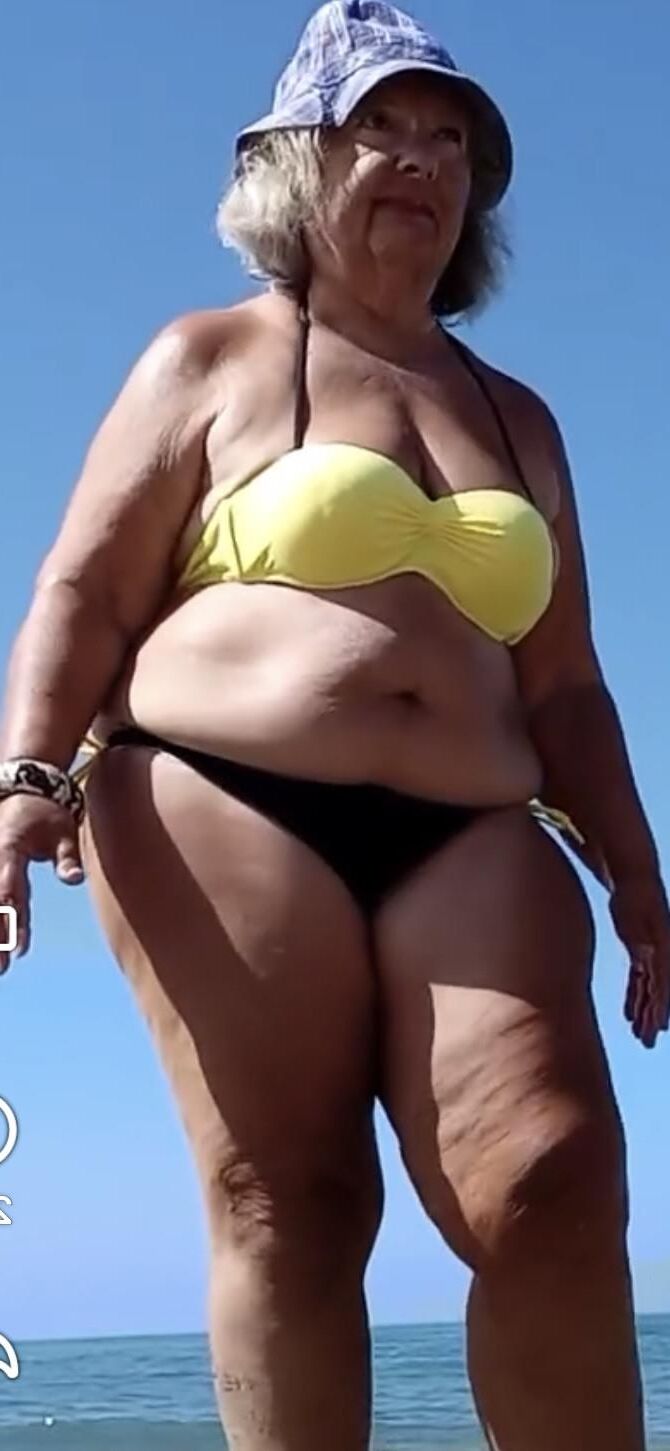 ビキニグラニーアンナはセクシーなBBWです