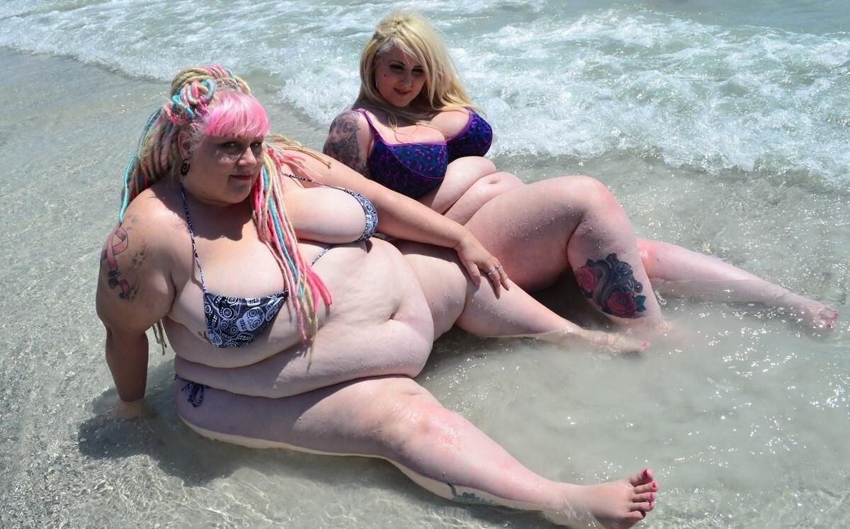 Deux amplia SSBBW en Bikini Sur la Plage