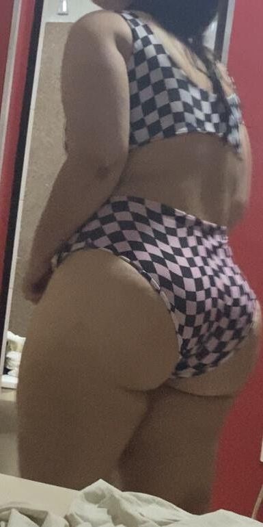 妻はビーチの準備をしています