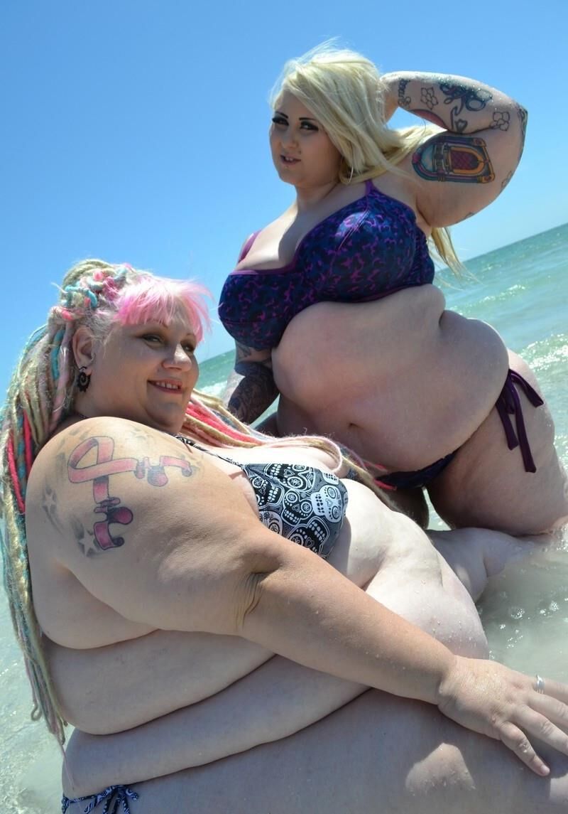 Deux amplia SSBBW en Bikini Sur la Plage
