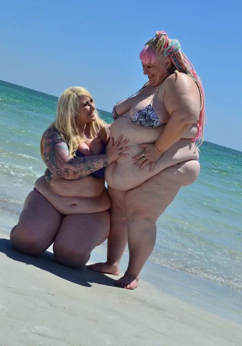 Deux amplia SSBBW en Bikini Sur la Plage