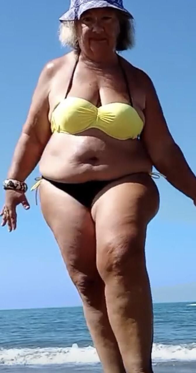 ビキニグラニーアンナはセクシーなBBWです
