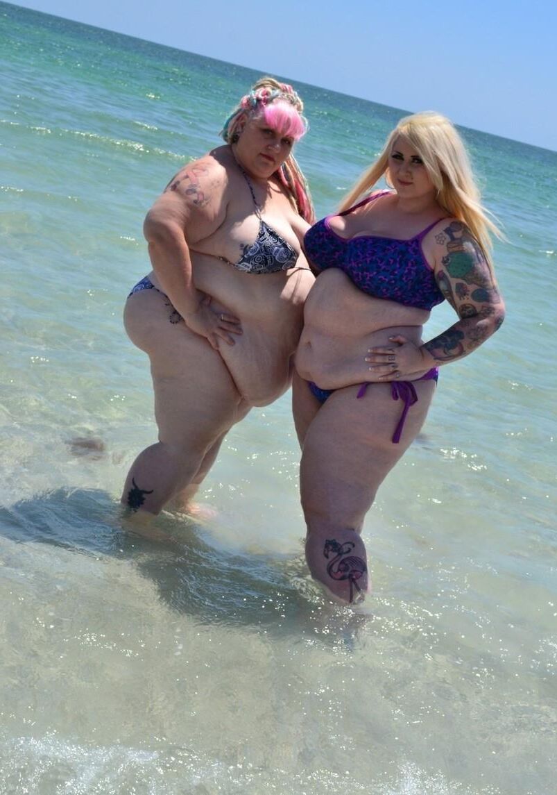 Deux amplia SSBBW en Bikini Sur la Plage