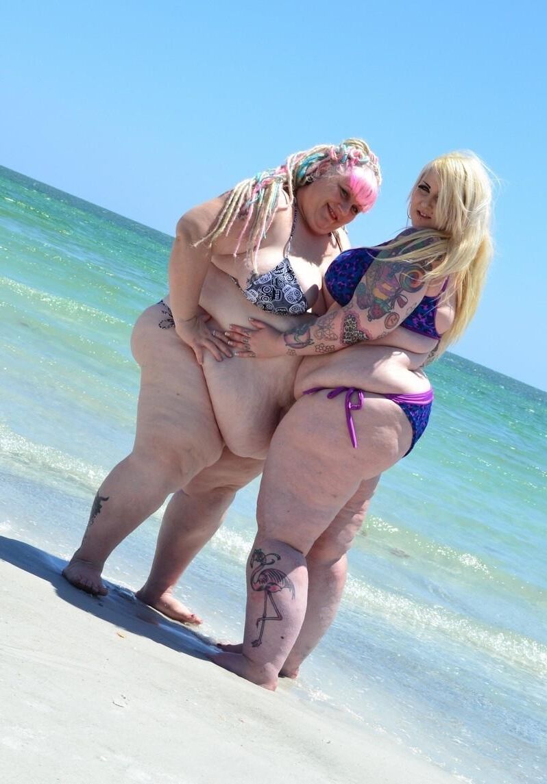 Deux amplia SSBBW en Bikini Sur la Plage
